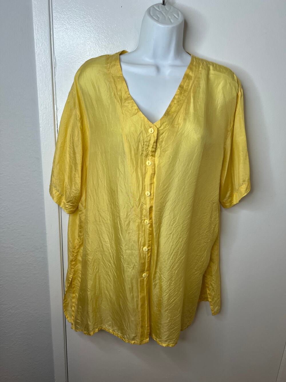 VTG BOGARi Women's 100% Silk Short Sleeve V-Neck Button Up Blouse Yellow~ Size M